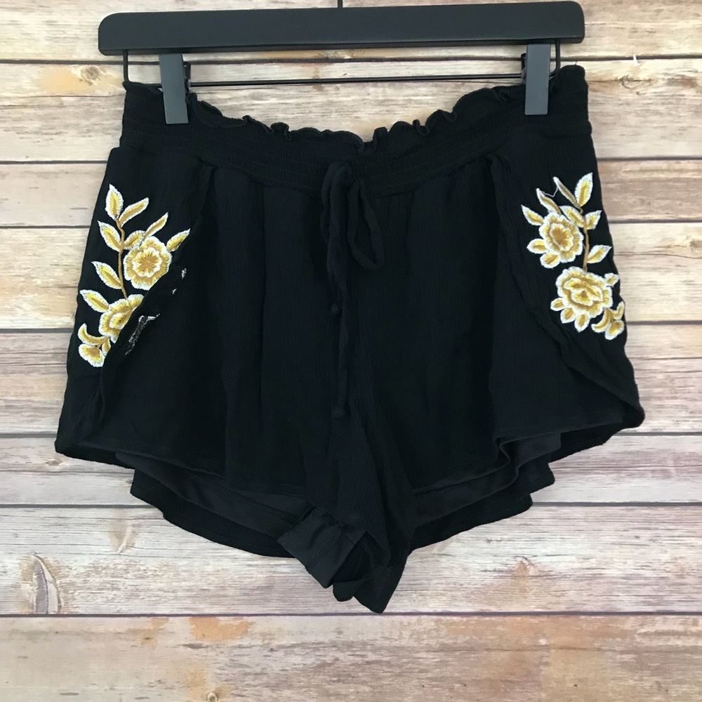 NAT Kendall & Kylie embroidered shorts size small